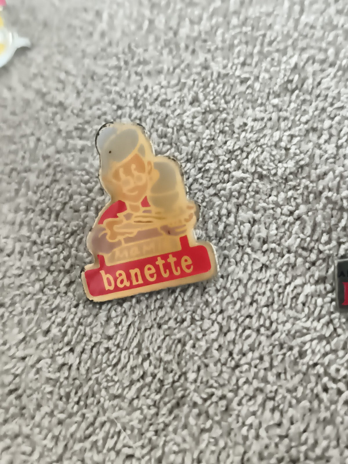 Pin's vintage Banette boulanger mascotte rouge jaune badge publicitaire (Ref 8)