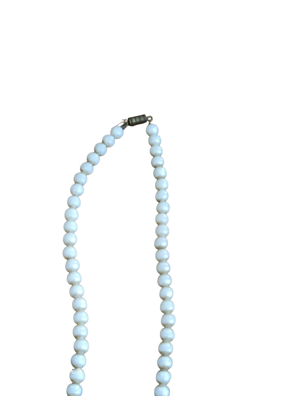 Collier vintage perles fantaisie blanches, style rétro élégant, fermoir métal