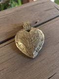 Pendentif cœur vintage métal années 50 motif végétal gravé rétro
