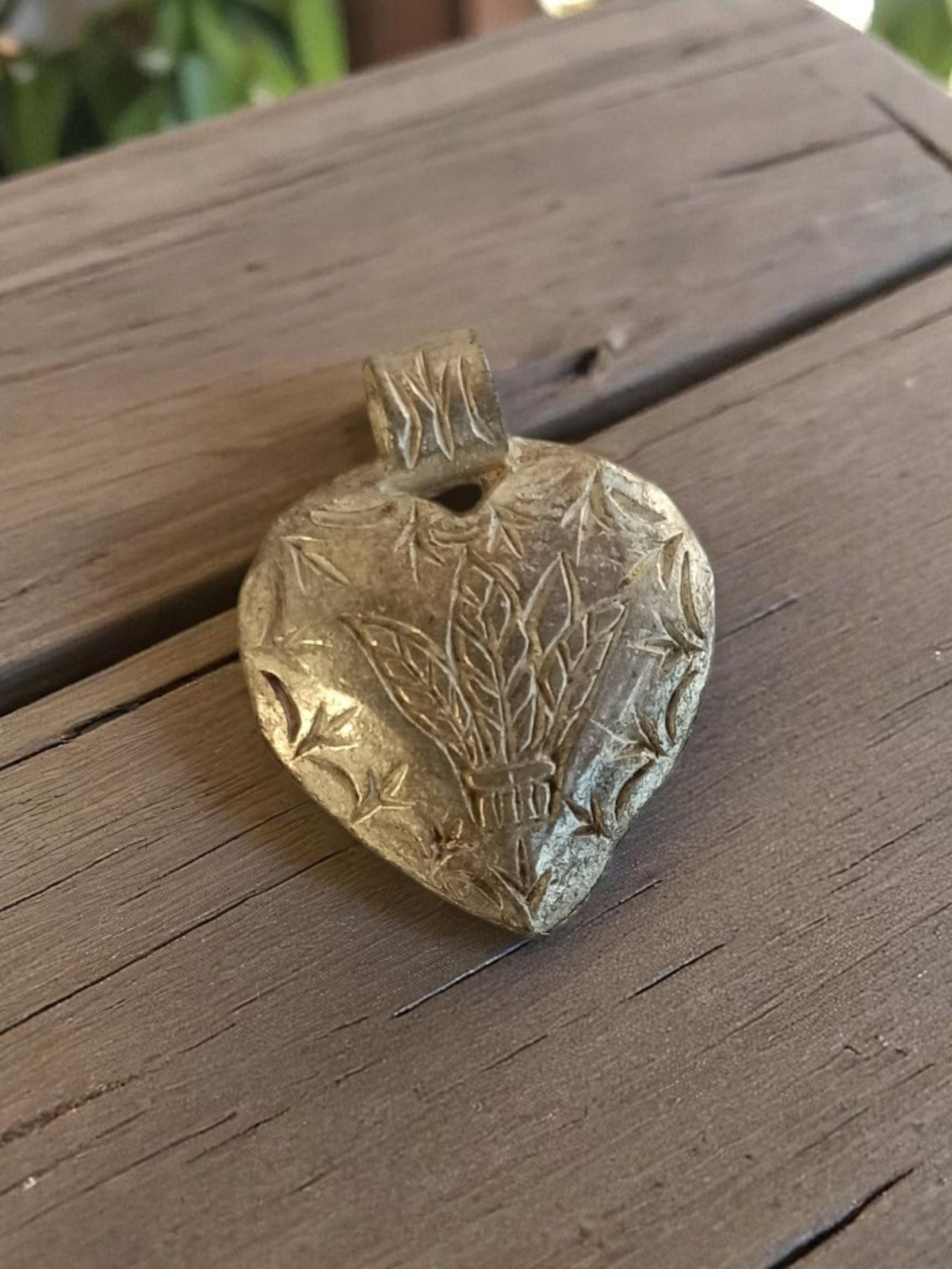 Pendentif cœur vintage métal années 50 motif végétal gravé rétro