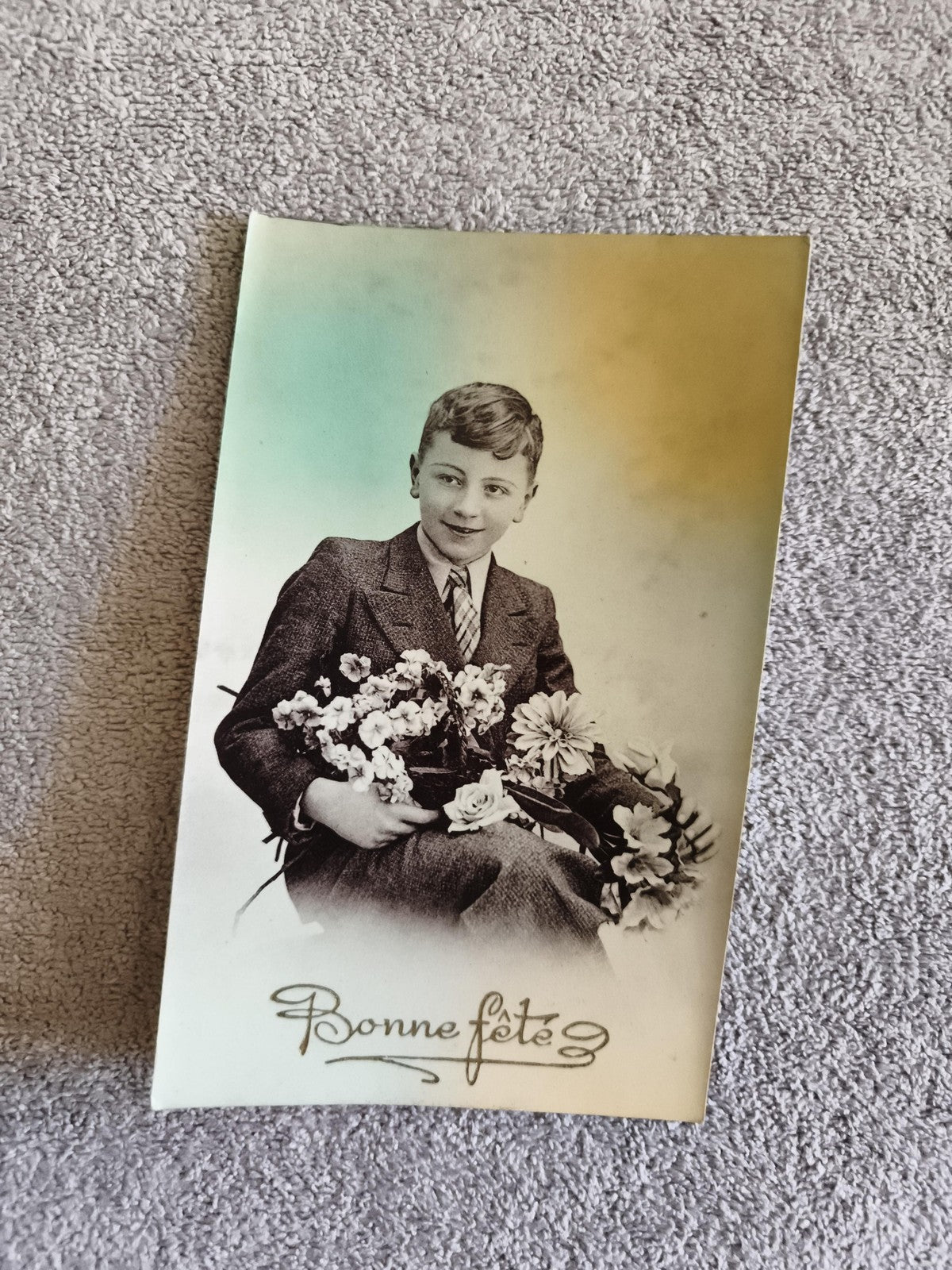 Carte postale ancienne Bonne fête garçon costume fleurs CPA