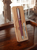 Stylo plume vintage bordeaux argenté – écriture rétro neuf étui