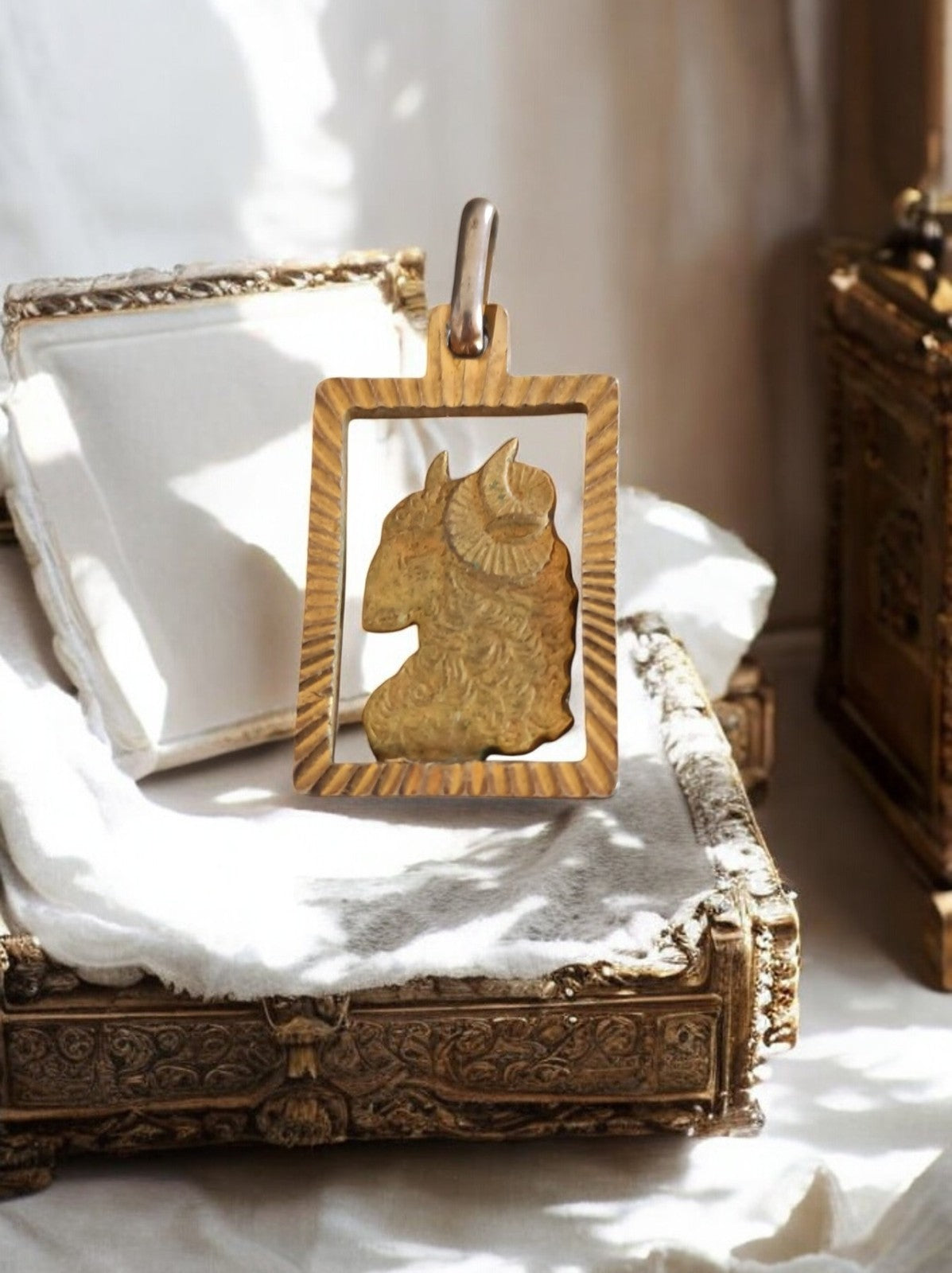 Pendentif vintage Bélier astro rectangulaire plaqué or, signe zodiaque rétro