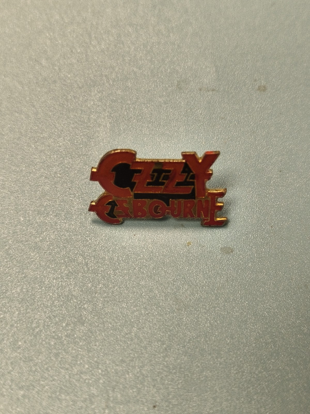 Pin's vintage Ozzy Osbourne rouge et noir, rock métal collection rare