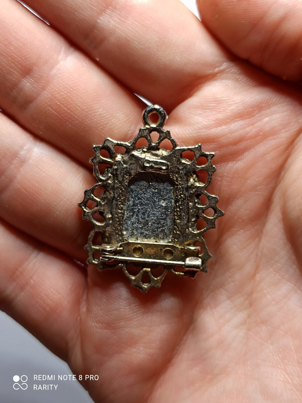 Pendentif ancien style broche, cabochon bleu émaillé, monture ajourée vintage