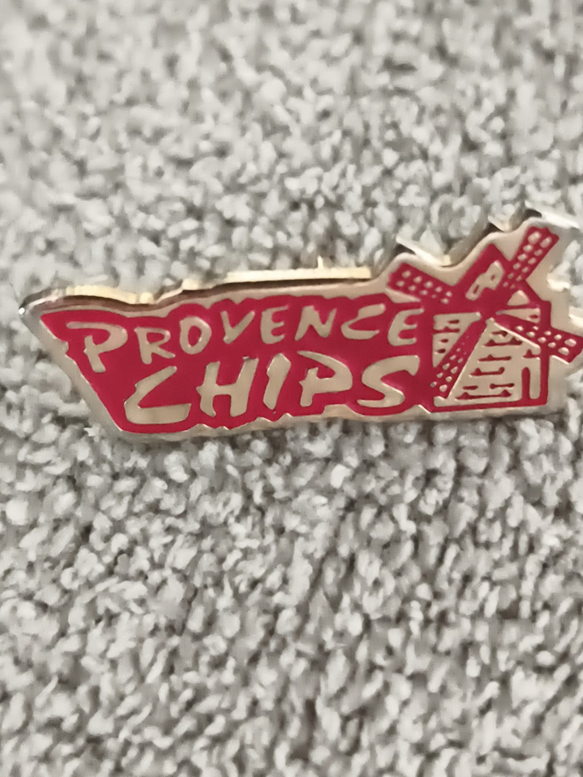 Pin's vintage Provence Chips rouge logo moulin (Ref 10) badge ancien pub snack