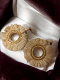 Paire boucles d’oreilles vintage rondes dorées créoles rétro fantaisie, beige