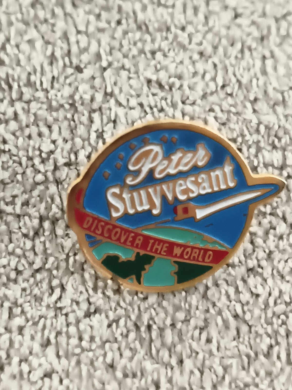 Pin's vintage Peter Stuyvesant Discover the World bleu émaillé (Ref 1)
