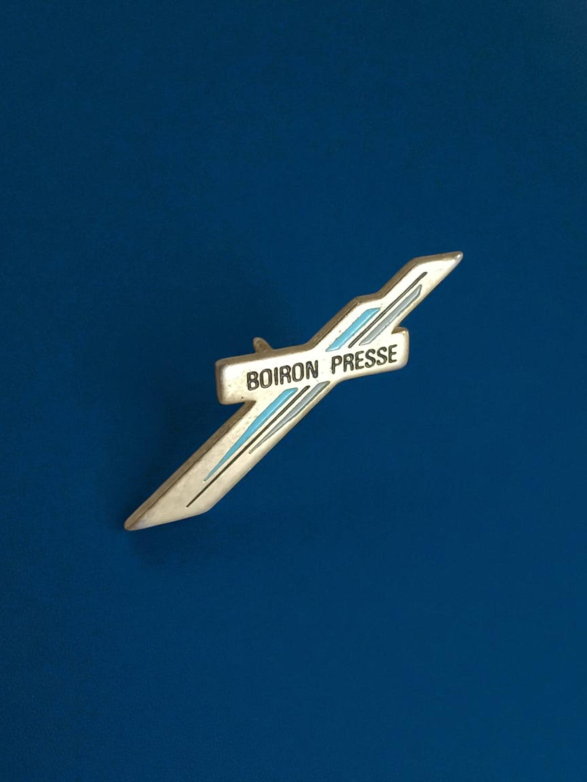 Pin's publicitaire ancien Boiron presse vintage collection badge rétro d'occasio