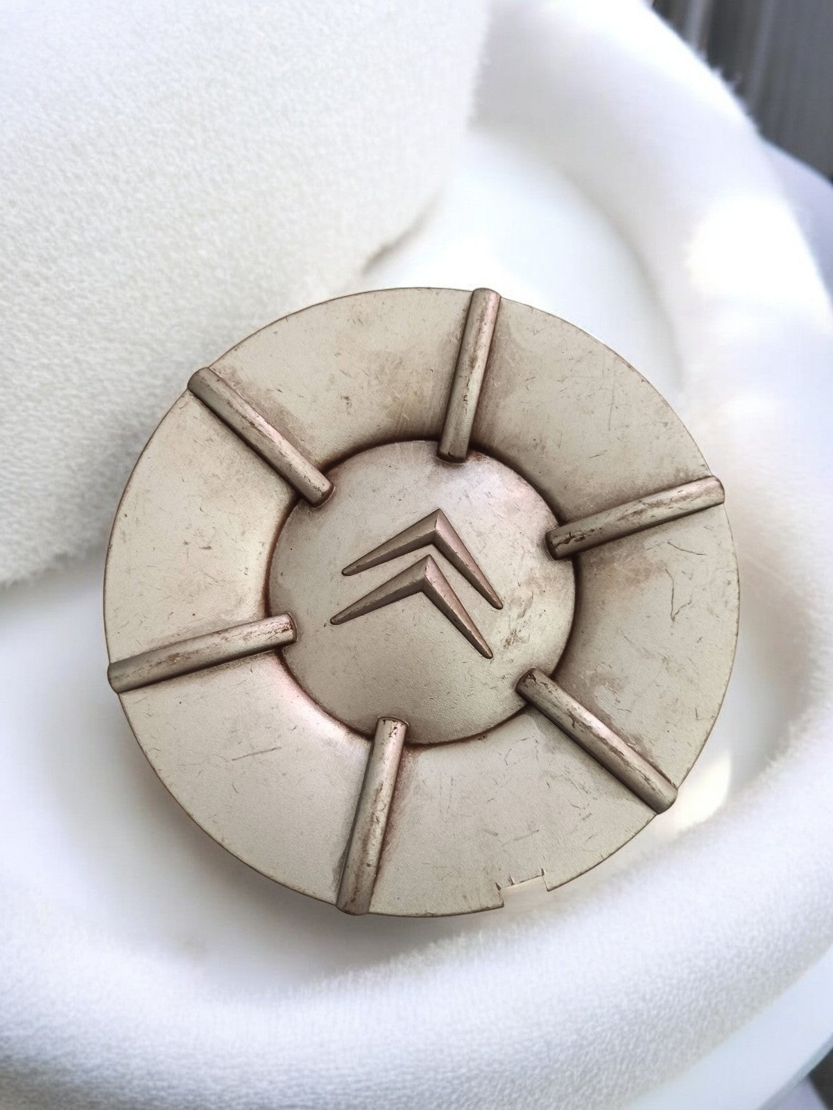 Enjoliveur Citroën ancien vintage, cabochon central logo chevrons, accessoire ré