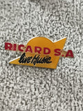 Pin's Ricard S.A Live Music vintage jaune rouge publicitaire (Ref 10)
