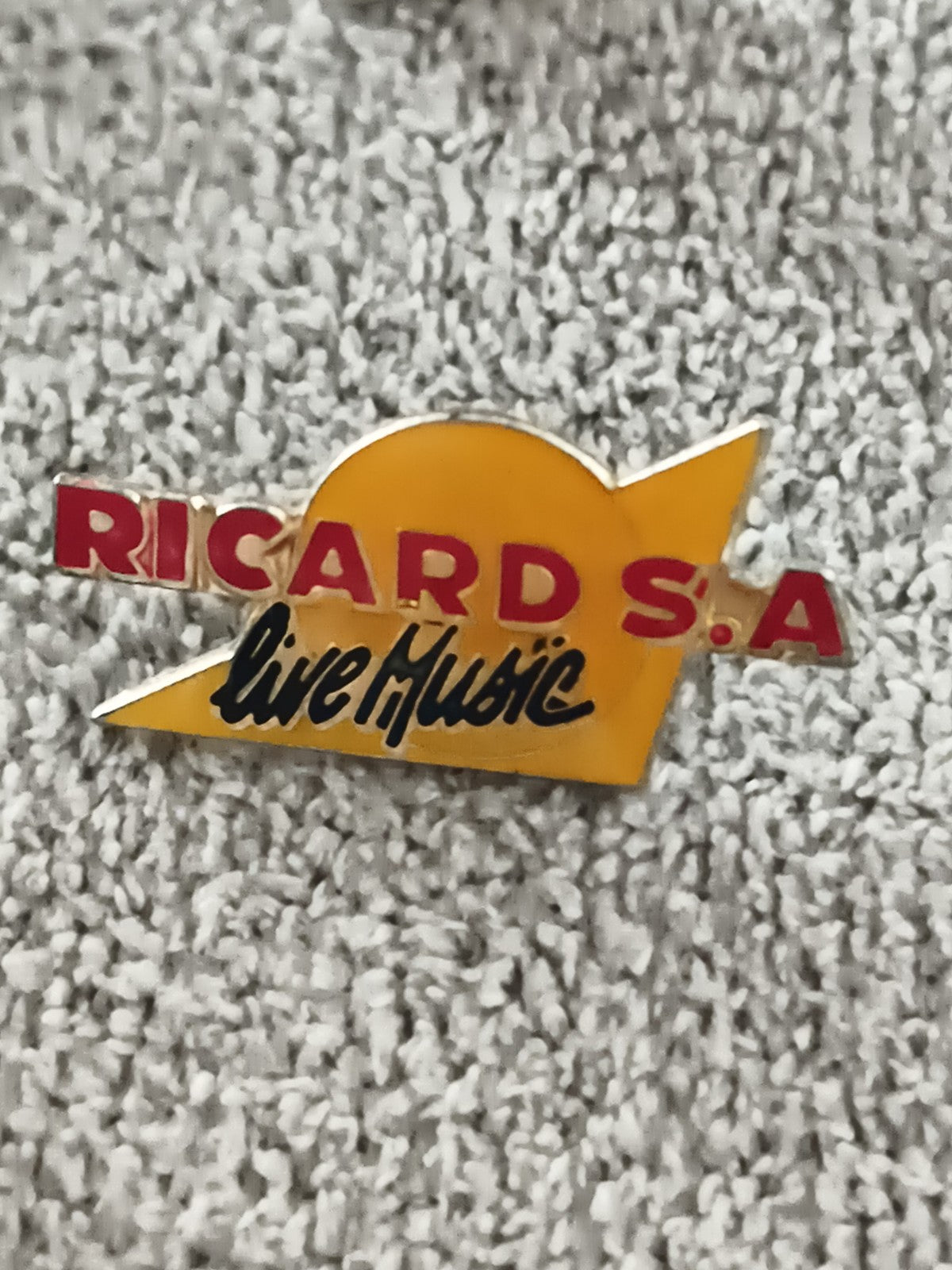 Pin's Ricard S.A Live Music vintage jaune rouge publicitaire (Ref 10)