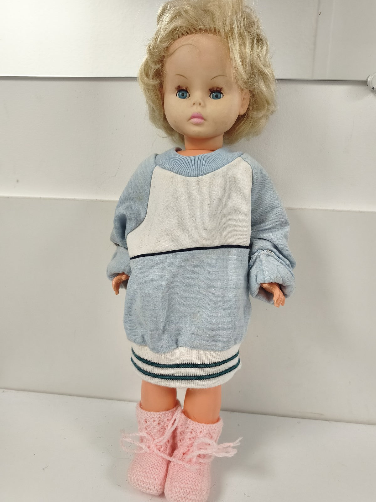 Ancienne poupée Ratti Made in Italy, yeux bleus, cheveux blonds, tenue maille