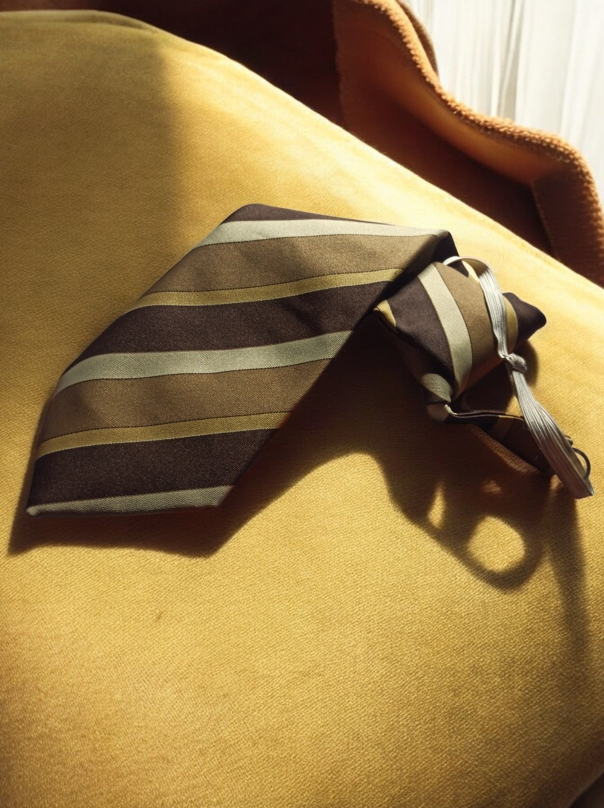 Cravate vintage rayée en soie marron olive, élégance rétro homme