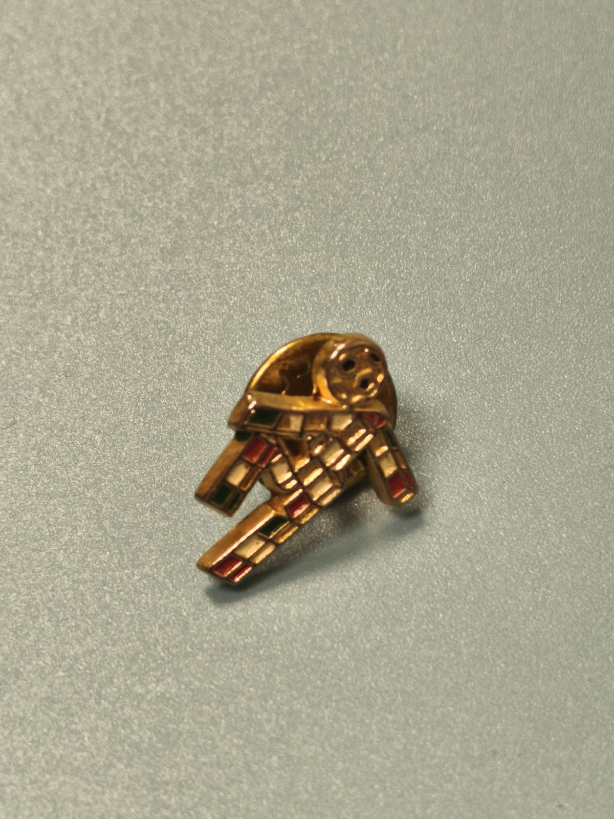 Vintage pin's football joueur doré émaillé ancien collection sport rétro