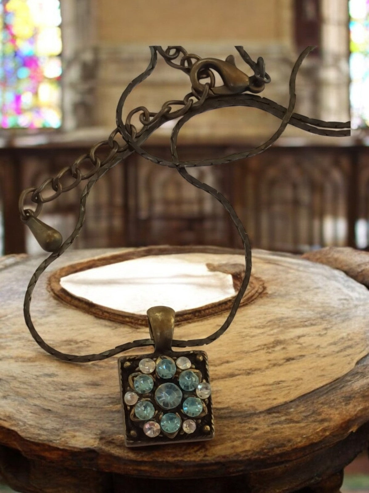 Collier pendentif vintage créateur, motif fleur, pierres bleues et blanches