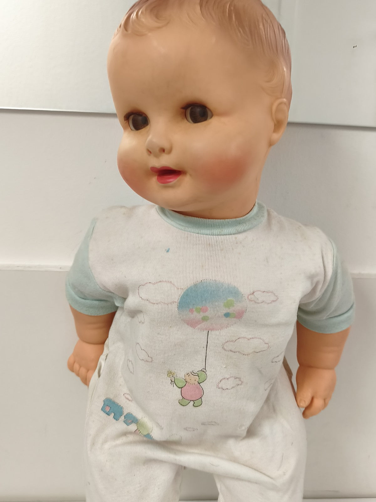 Ancienne poupée Polyflex France, yeux dormeurs, tenue layette