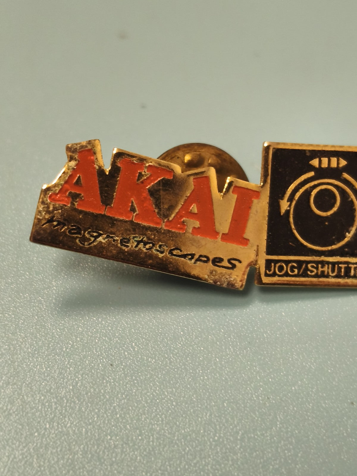 Pin's vintage AKAI doré, logo rouge, collection audio rétro, rare occasion