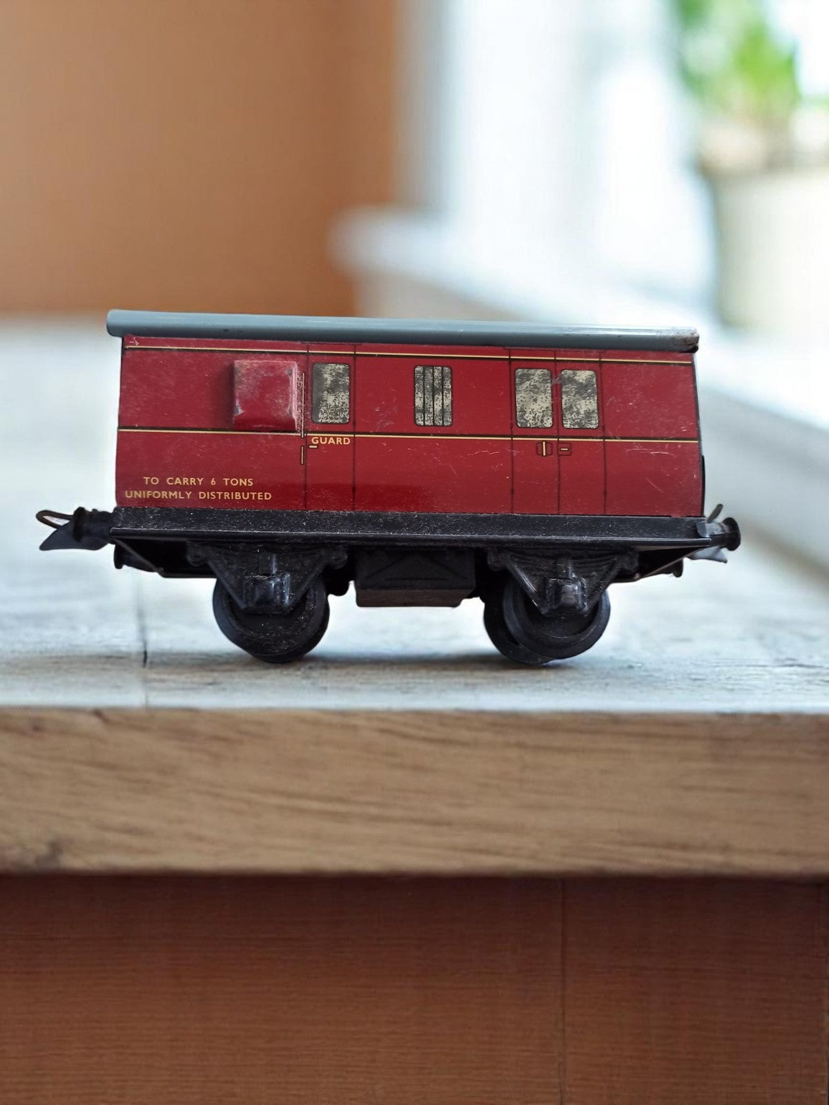 Wagon ancien en tôle rouge, marquages anglais, vintage train jouet déco