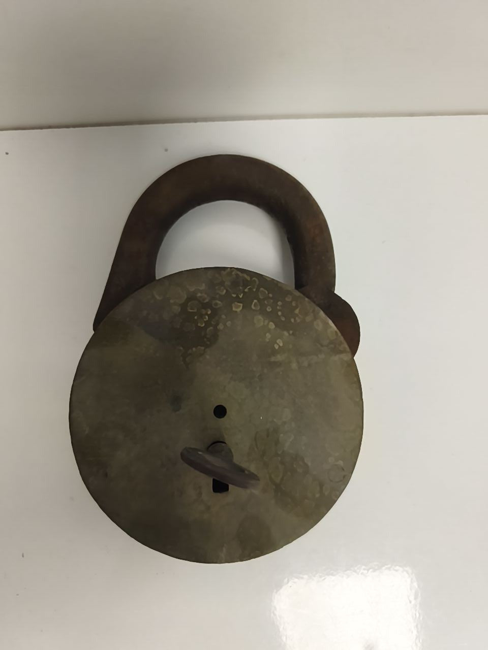 Ancien cadenas rond à clé, finition patinée, gros cadenas vintage