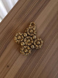 Pendentif croix vintage métal doré années 50, bijou rétro floral rare