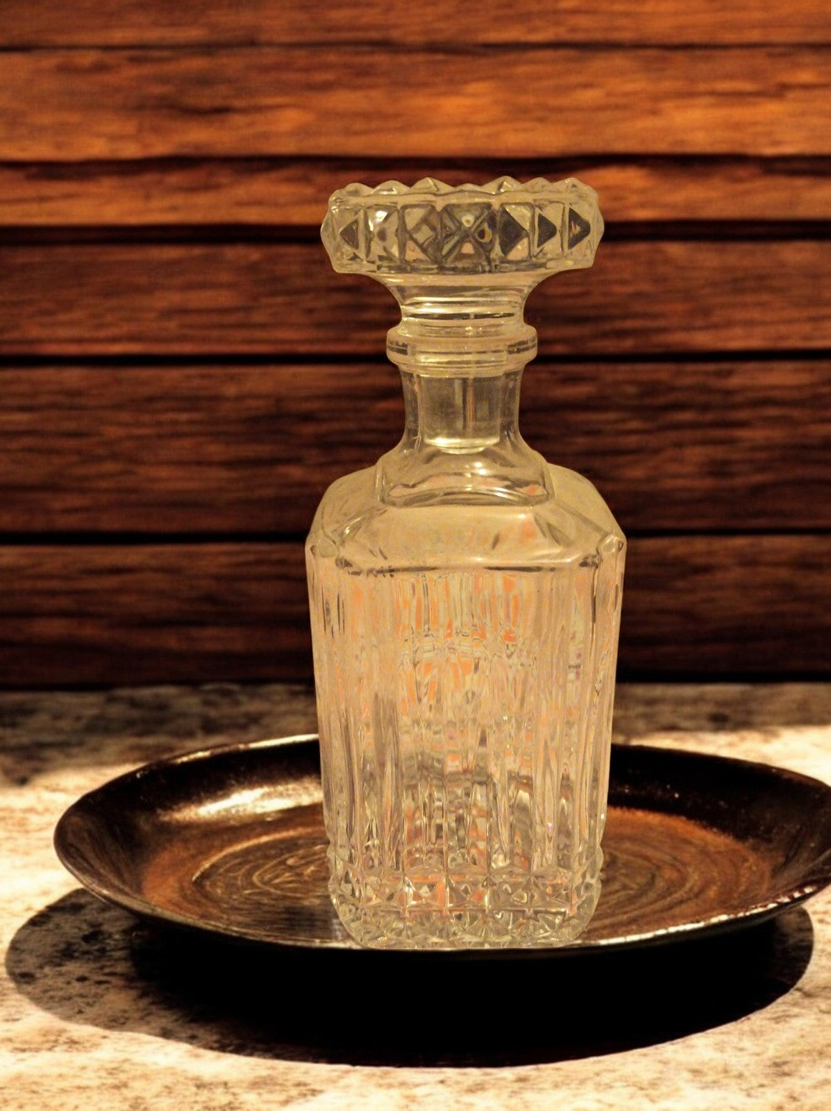 Flacon parfum vintage en verre sculpté carré bouchon taillé déco rétro