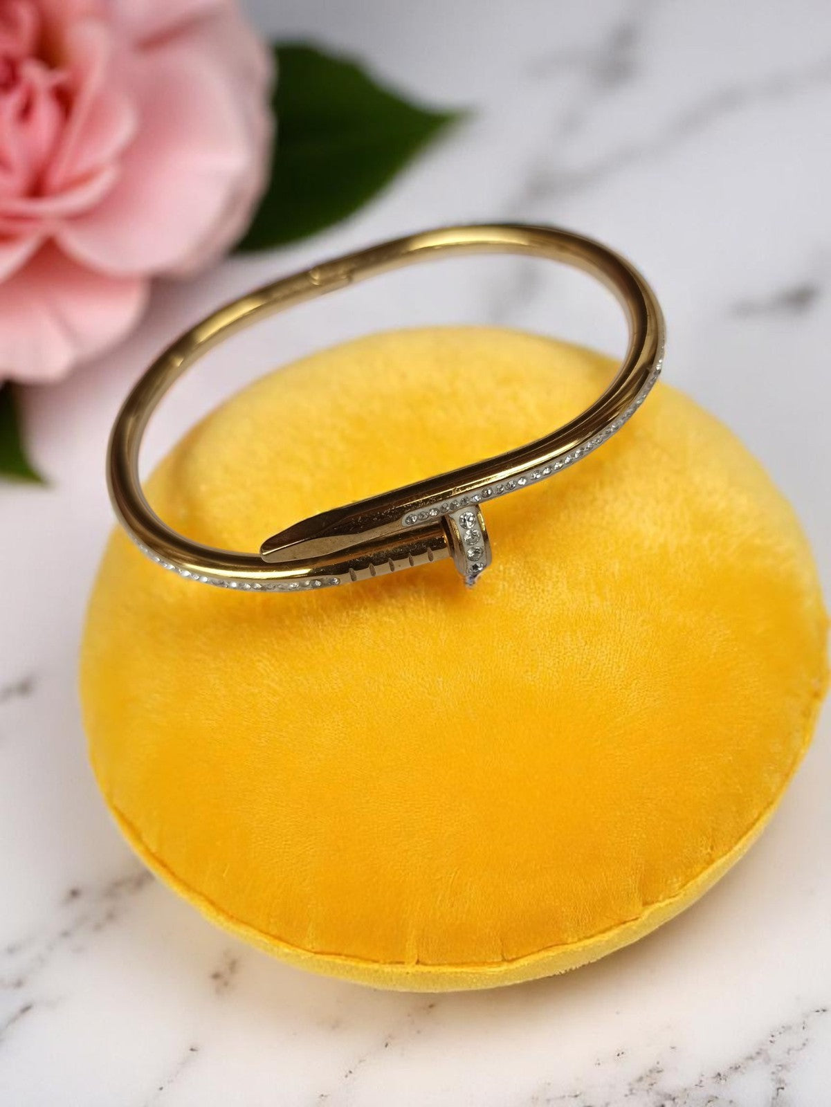 Bracelet jonc vintage doré strass motif clou, bijou rétro chic femme