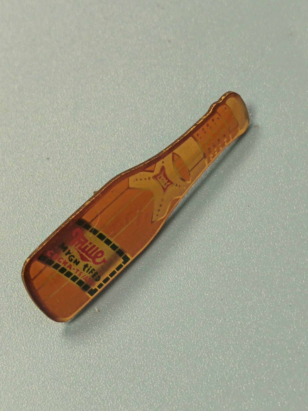 Vintage pin's bouteille alcool, forme champagne, collection publicitaire rare