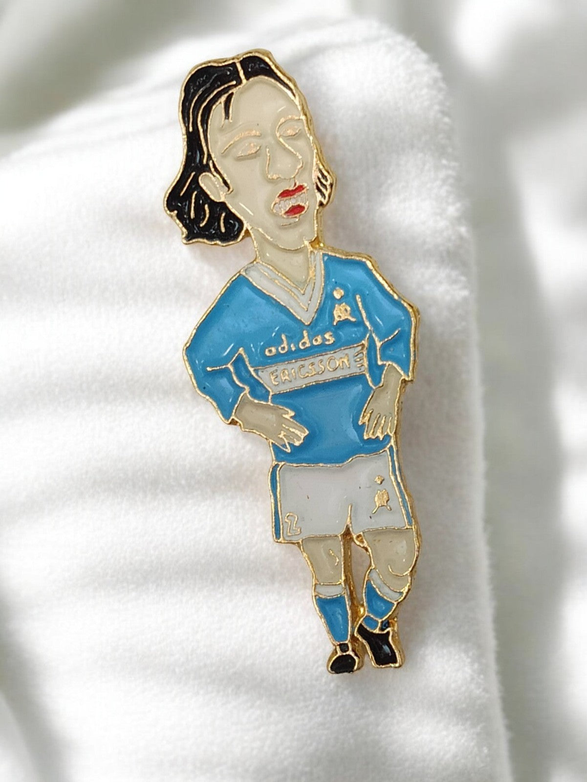 Pin's vintage OM joueur caricature Adidas Ericsson années 90 football Marseille