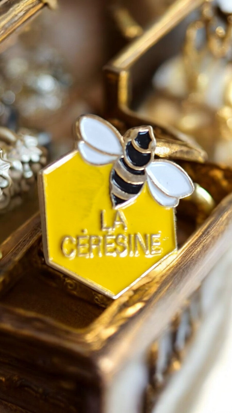 Pin's vintage La Cérésine abeille hexagone jaune rare publicité ancien badge