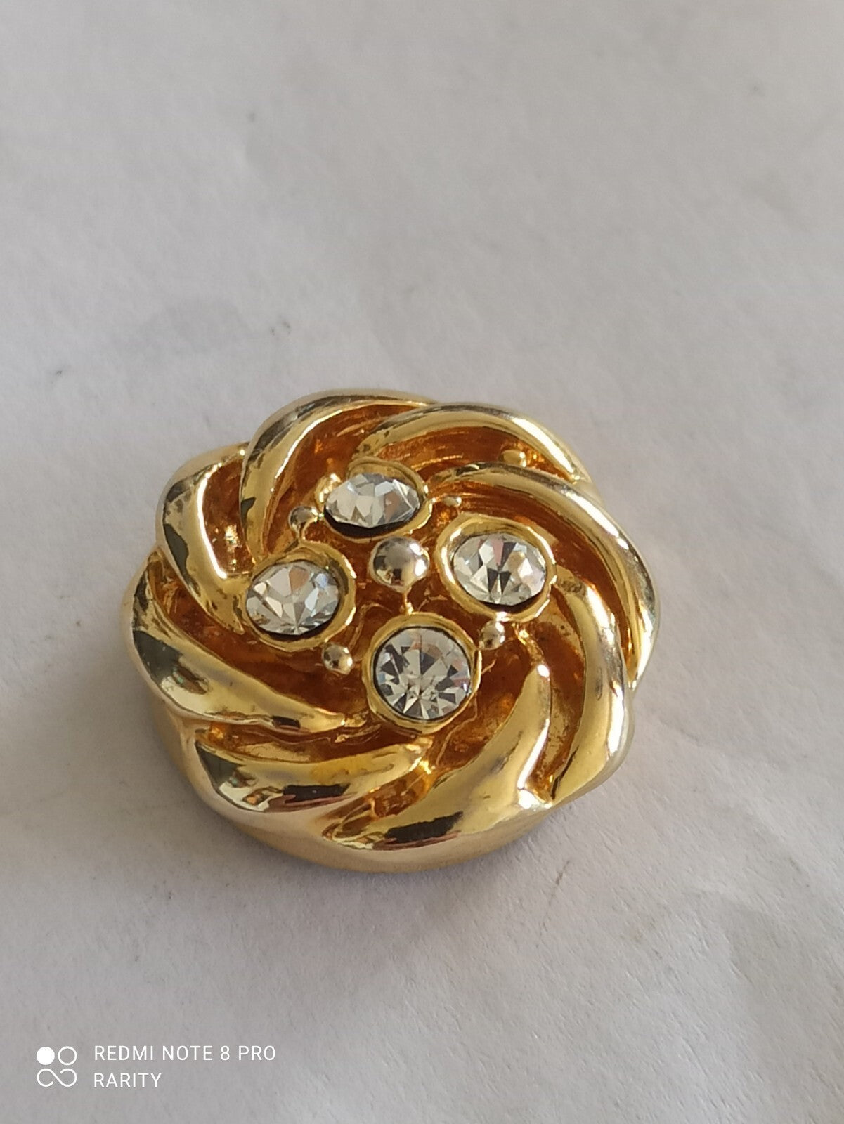 Broche vintage dorée avec strass, motif floral élégant, bijou ancien