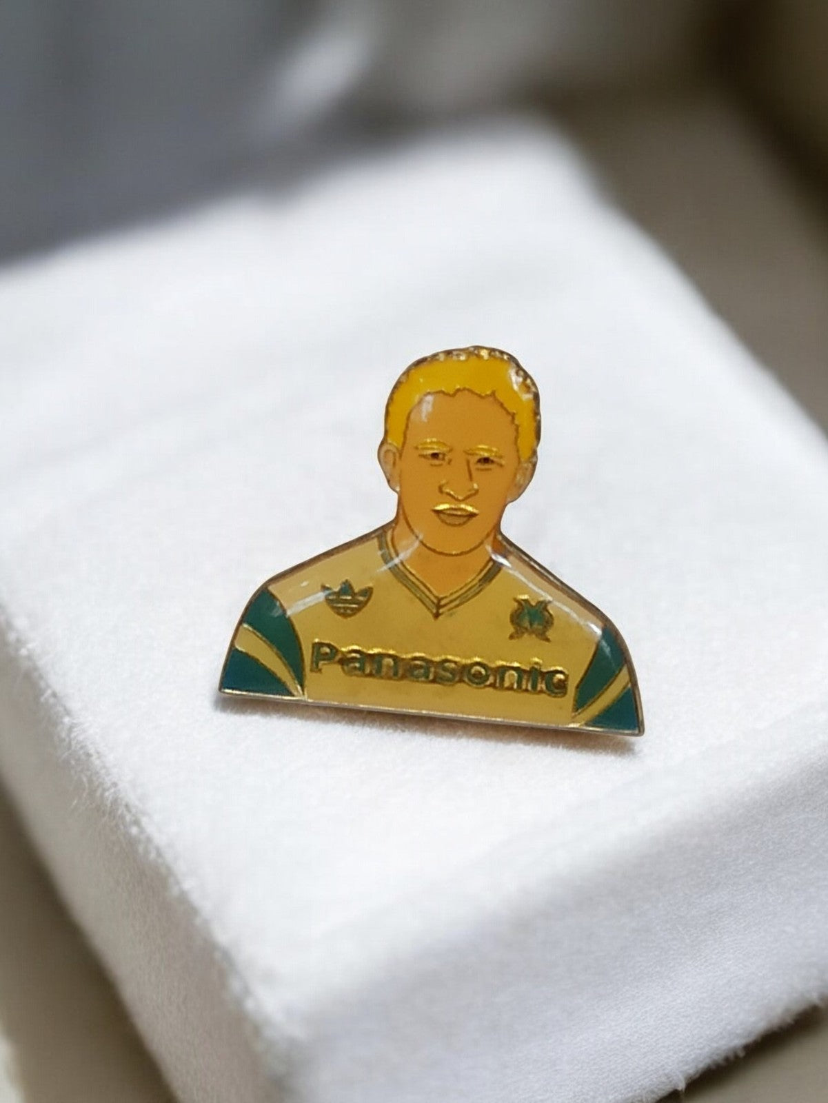 Pin's vintage joueur Olympique de Marseille Panasonic OM rétro football ancien