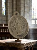 Médaille religieuse vintage métal Vierge Miraculeuse 1830, déco église, ovale