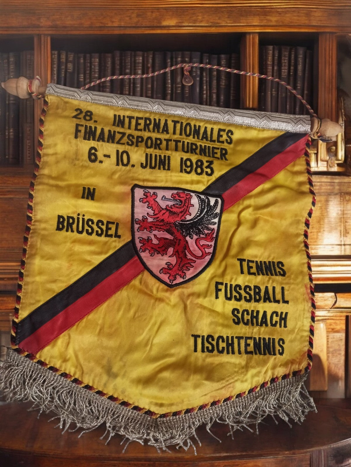 Fanion ancien tournoi sport 1983 Bruxelles rétro tennis football vintage