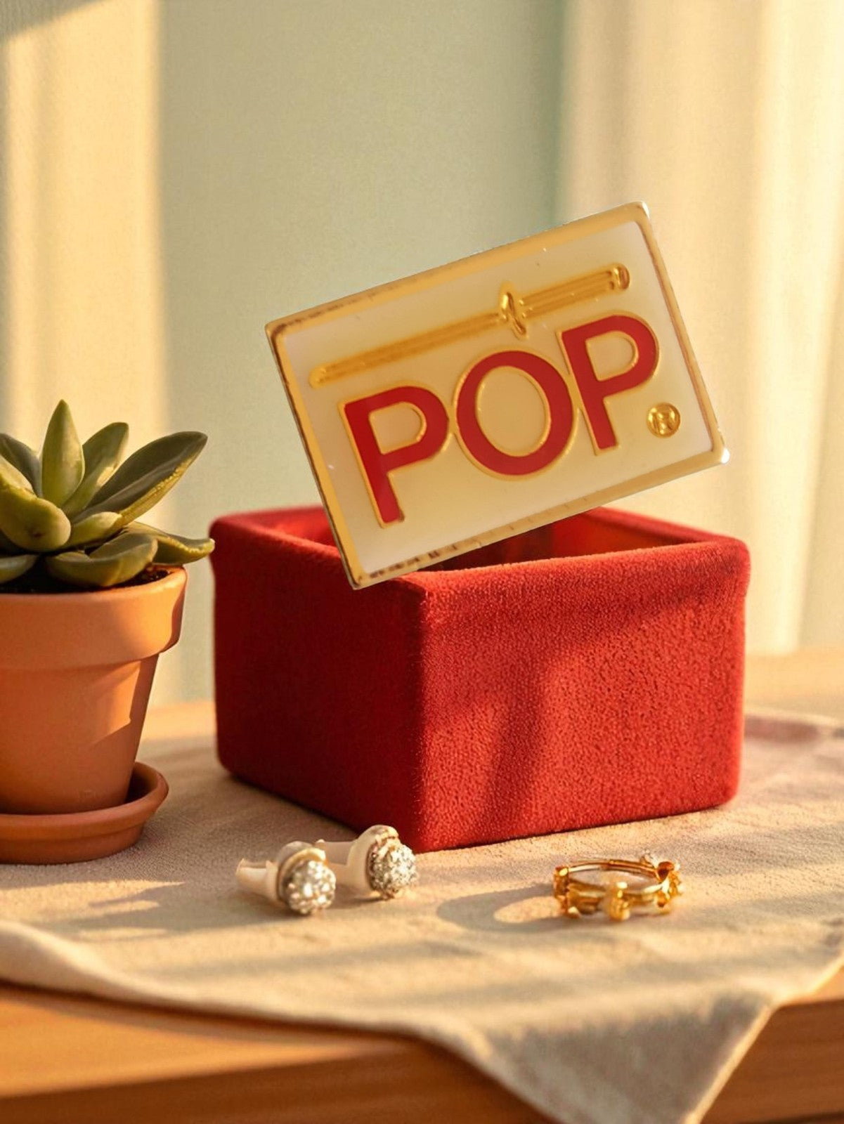 Pin's vintage émaillé POP rectangulaire doré rétro années 80 publicité rare