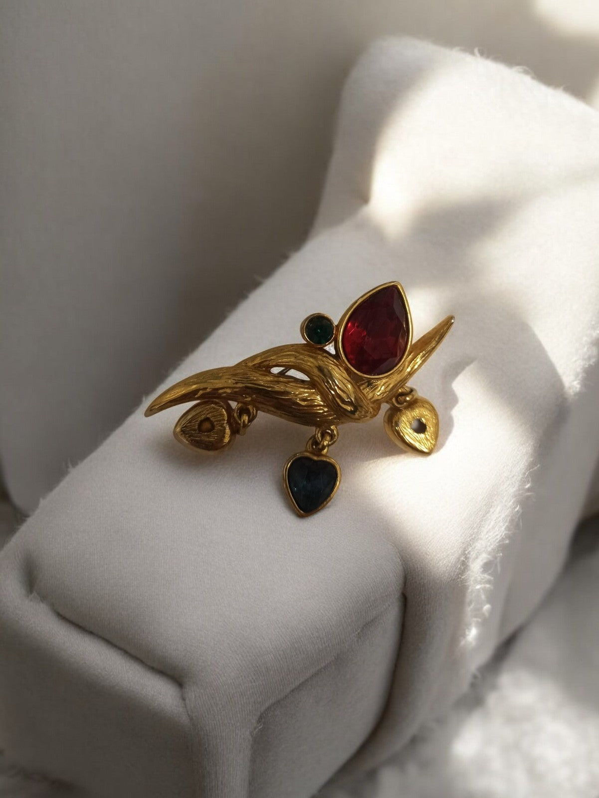 Broche vintage dorée, pierres rouge et bleu, bijou rétro ancien métal