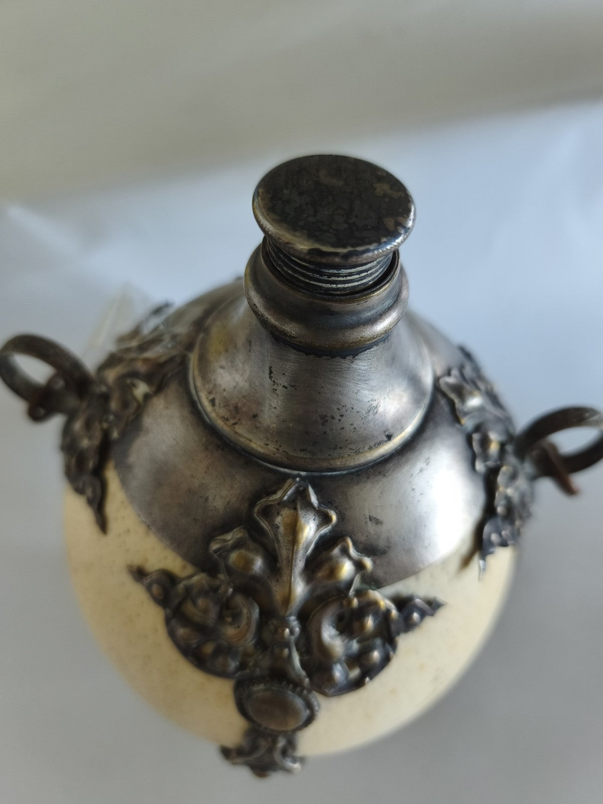 ?uf d?autruche ancien transformé en bouteille, métal argenté à décor ajouré