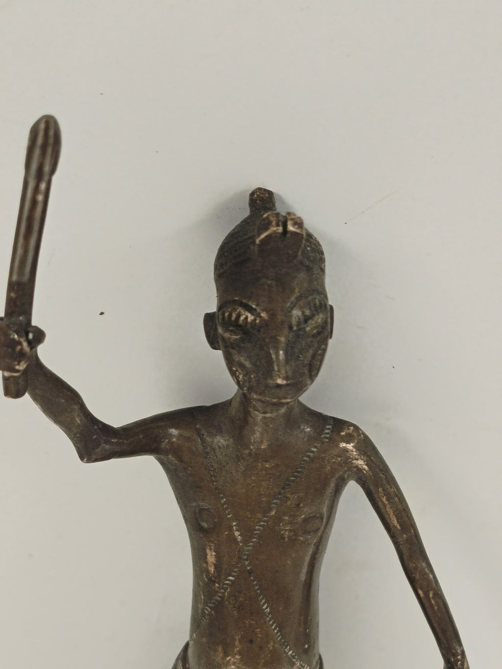 Ancienne statue africaine bronze homme debout arme, art tribal, sans socle