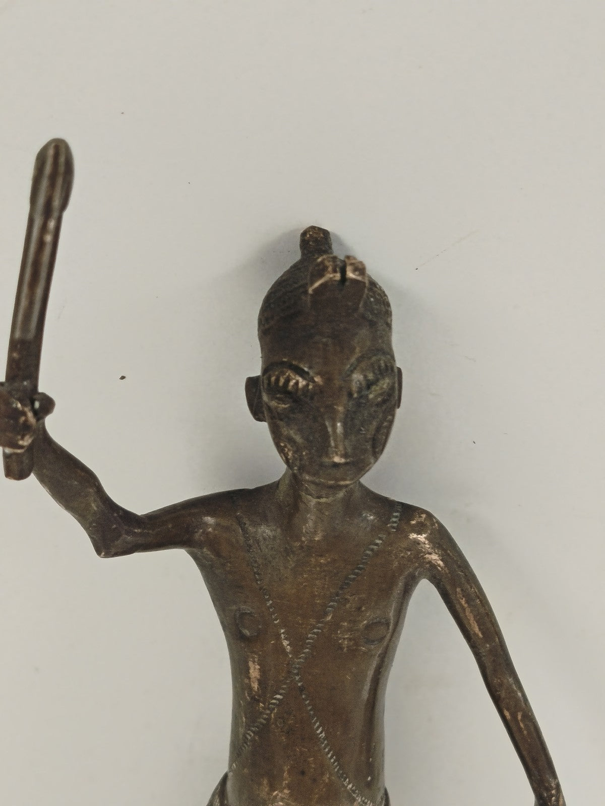 Ancienne statue africaine bronze homme debout arme, art tribal, sans socle