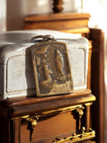 Pendentif religieux catholique vintage en métal bronze rectangulaire relief anci