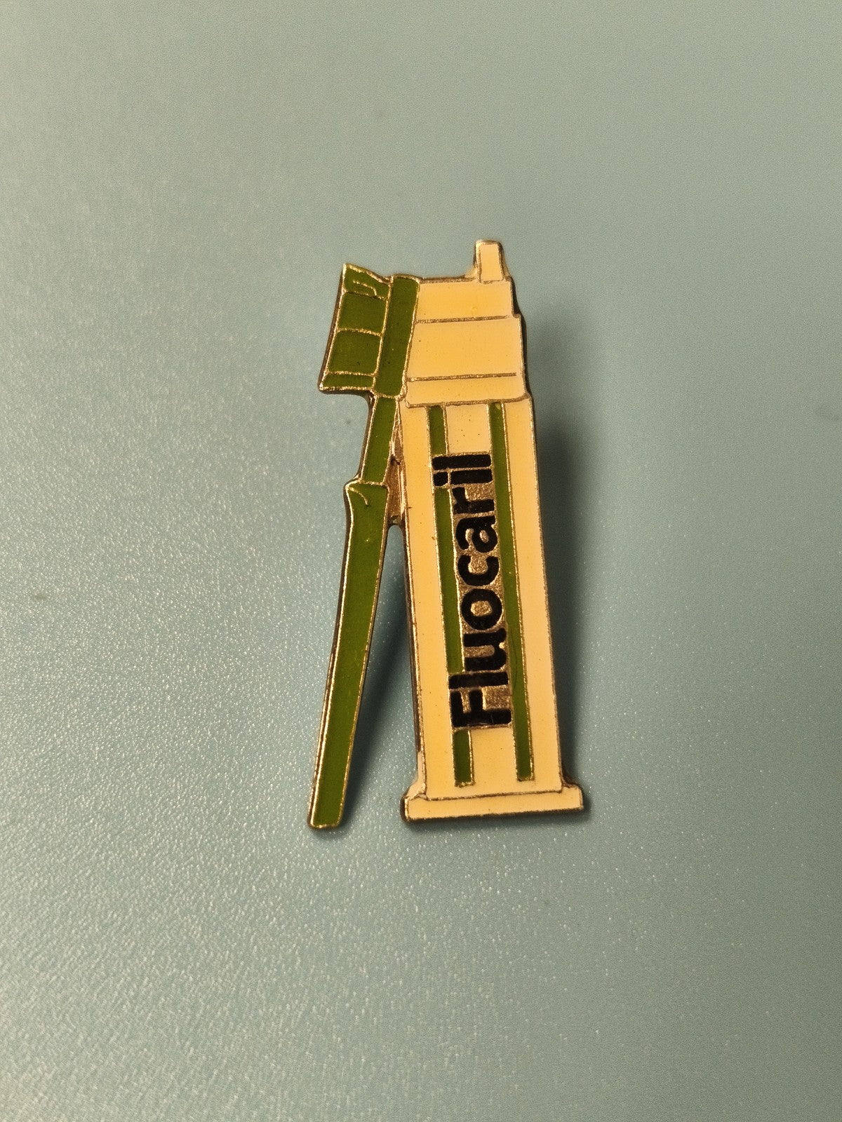 Vintage pin's Fluocaril tube dentifrice et brosse à dents, émaillé, collection