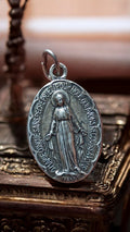 Médaille religieuse vintage Vierge Miraculeuse ovale aspect argenté ancien