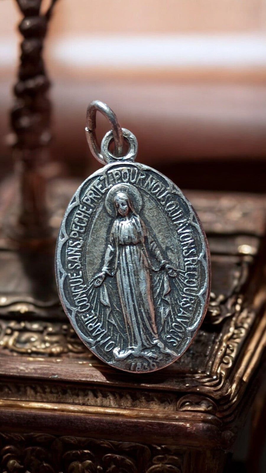 Médaille religieuse vintage Vierge Miraculeuse ovale aspect argenté ancien
