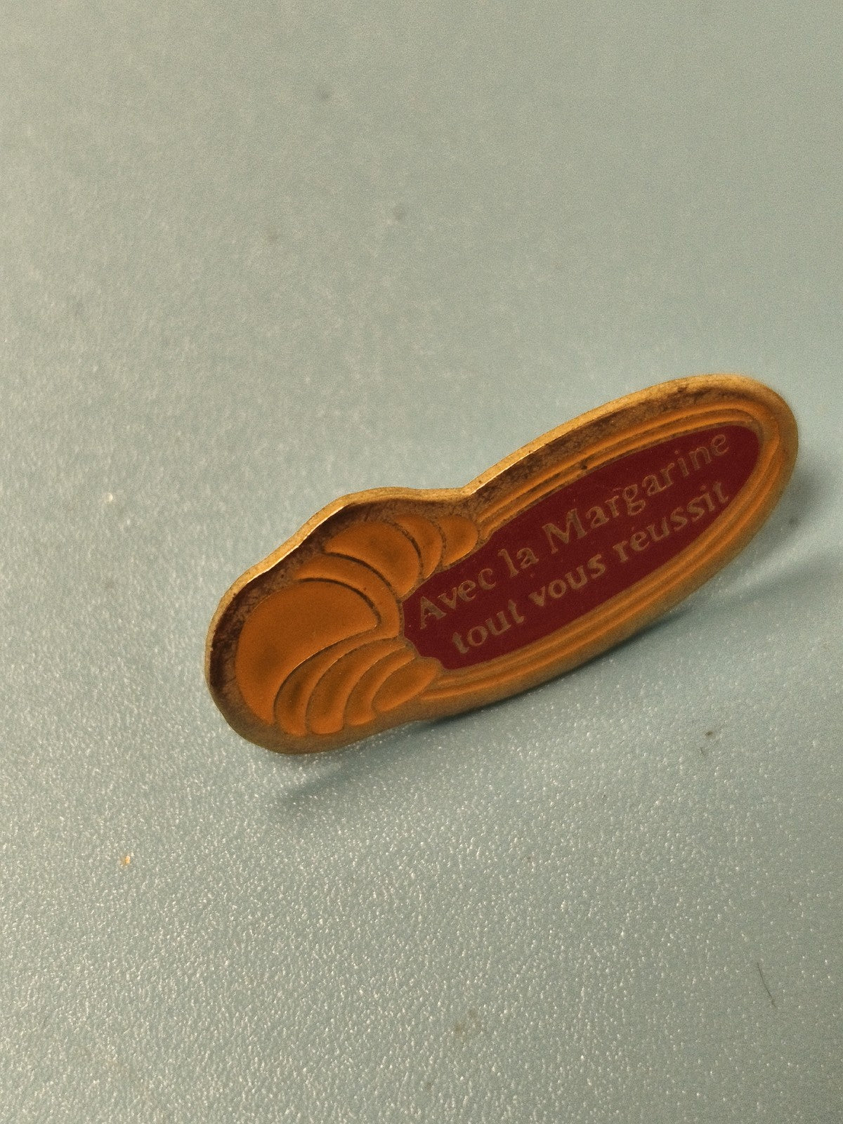 Pin's vintage Banette margarine boulangerie jaune rouge publicitaire ancien