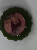 Broche vintage portrait femme cadre vert, style rétro, badge ancien