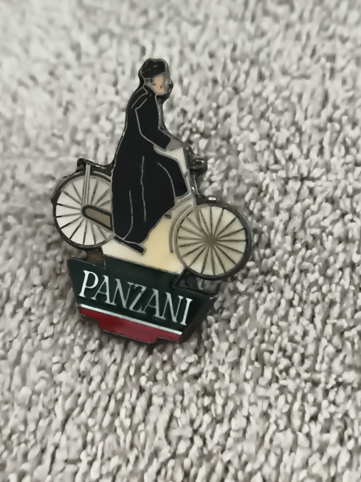 Pin's vintage PANZANI vélo prêtre émail publicitaire ancien (Ref 5)