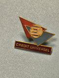 Vintage pin's Crédit Universel logo géométrique rouge bleu collection banque