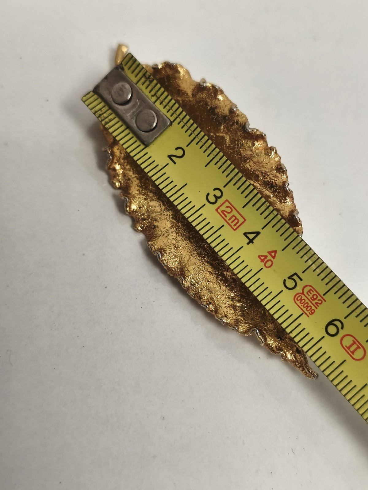 Broche feuille dorée vintage, ancienne épingle métal, bijou rétro feuillage