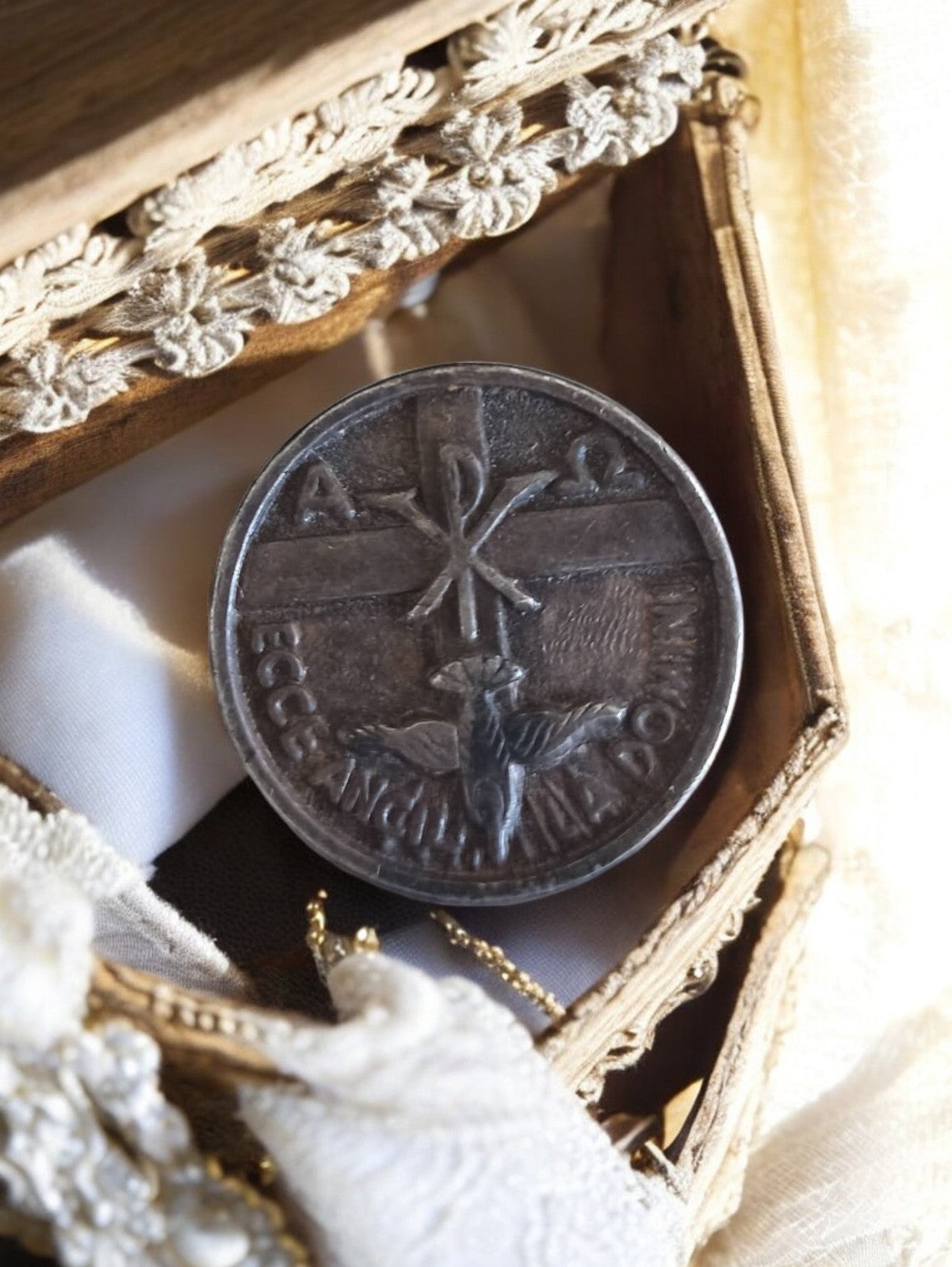 Médaille religieuse ancienne chrismon colombe, broche chrétienne vintage