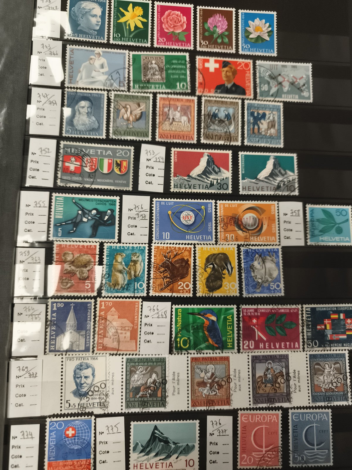 Timbres Suisse Helvetia lot thématique animaux fleurs montagne Europa